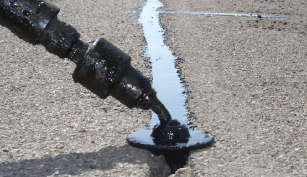Crack filling on asphalt